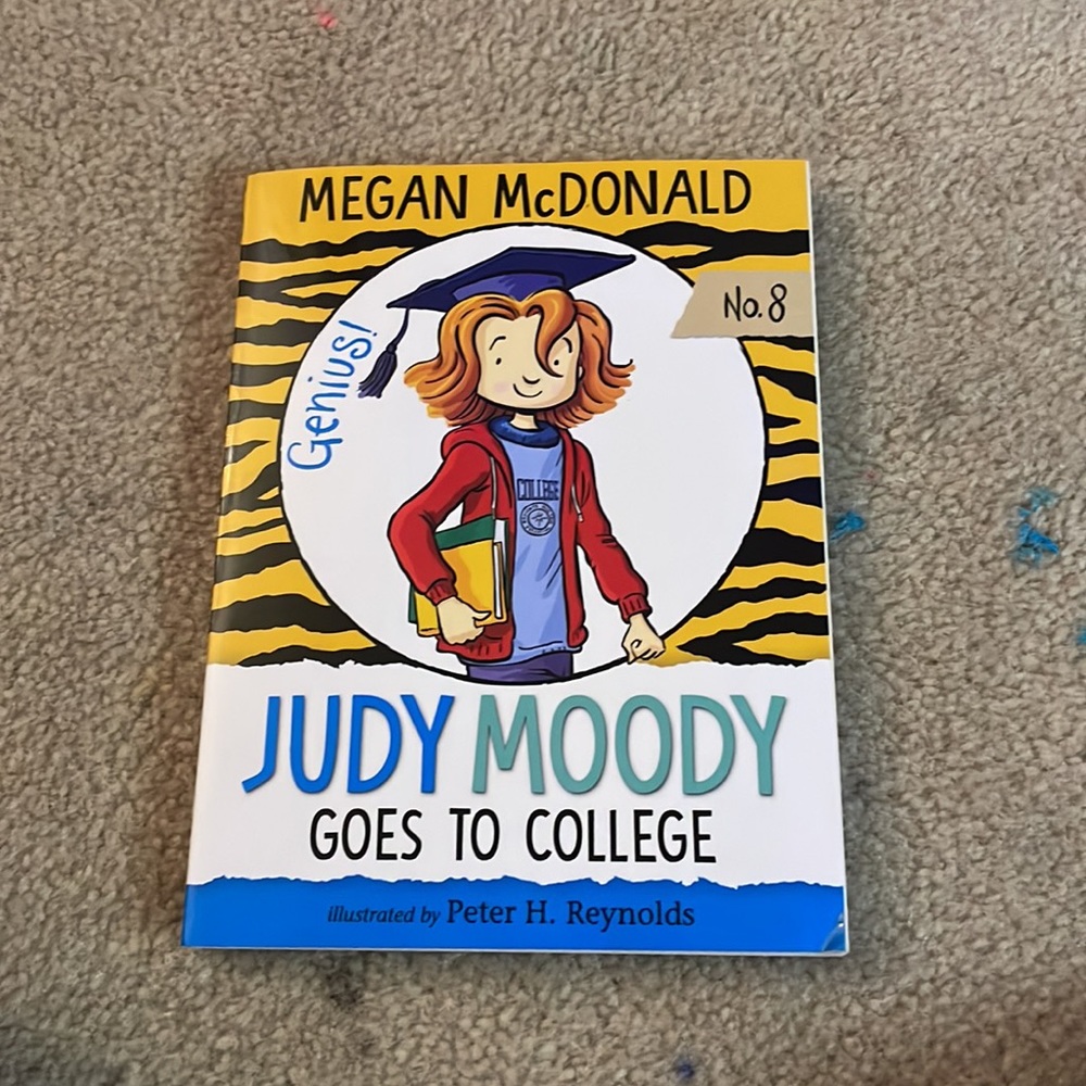 Books - Picture 2 of 10